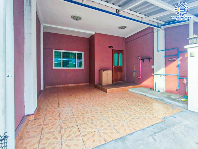 ทาวน์เฮ้าส์มือสองย่านนนทบุรี ม.ศุธาวัลย์ บางกรวย-ไทรน้อย เนื้อที่ 17.6 ตร.ว. ฟังก์ชัน 3 ห้องนอน 1 ห้องน้ำ 1 ที่จอดรถ บนทำเลเยี่ยม เชื่อมต่อถ.ราชพฤกษ์ ถ.กาญจนาภิเษก และถ.รัตนาธิเบศร์ เพียง 3 นาทีถึง MRT "สถานีบางพลู" ใกล้จุดขึ้นทางด่วน "กาญจนาภิเษก"